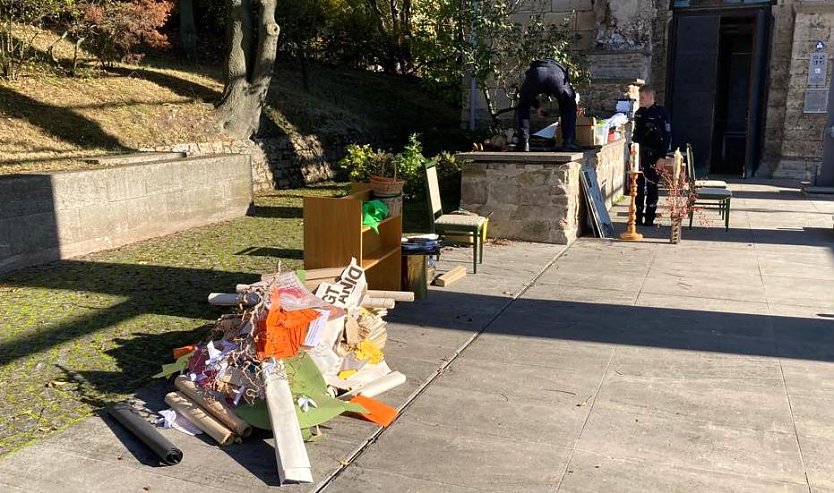 Ausgeräumtes Mobiliar der entweihten Kirche (Foto: privat) Ausgeräumtes Mobiliar der entweihten Kirche (Foto: privat)
