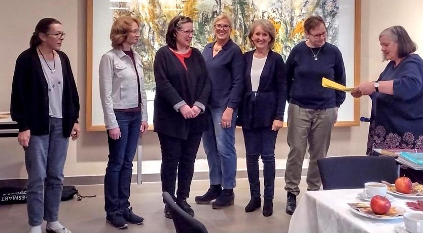 F&uuml;nf Frauen treten ihren ehrenamtlichen Dienst in der Sterbebegleitung an (Foto: Diakonie Novalis)