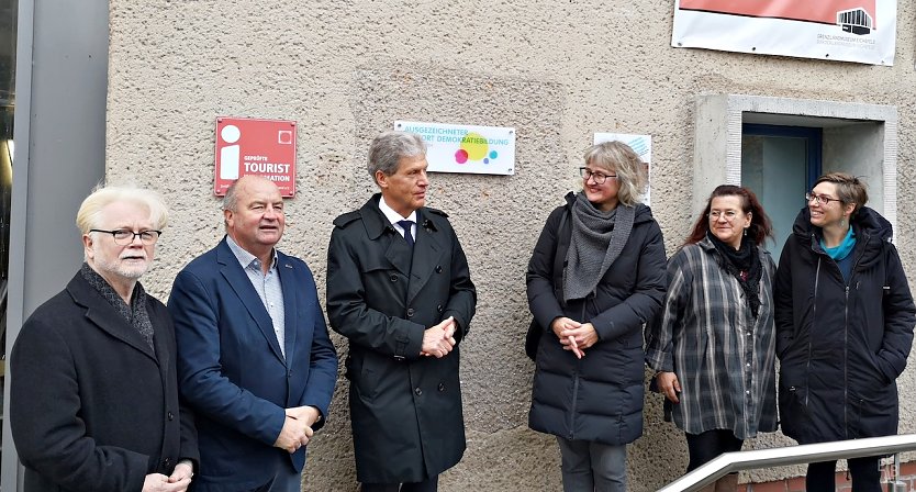 &Uuml;bergabe der Informationstafel. Von links nach rechts sind abgebildet:  Zeitzeuge Edgar Pferner, Vorsitzender des Grenzlandmuseums Eichsfeld Horst Dornieden, Th&uuml;ringer Minister f&uuml;r Jugend, Bildung und Sport Helmut Holter, die Nieders&auml;chsische Staatssekret&auml;rin Gaby Willamowius, Zeitzeugin Kathrin Begoin-Weber und Gesch&auml;ftsf&uuml;hrerin des Grenzlandmuseum Eichsfeld Mira Keune. (Foto: Grenzlandmuseum)