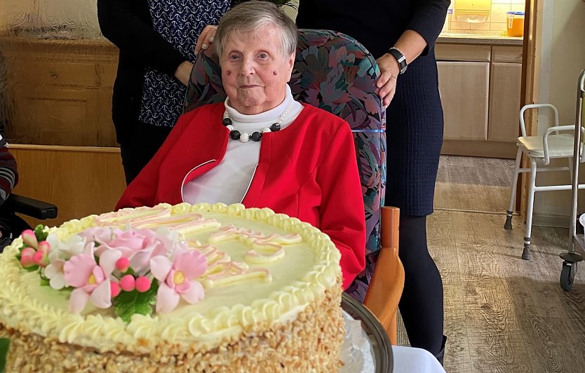 Die Jubilarin mit einer geb&uuml;hrenden Torte (Foto: D.Kais)