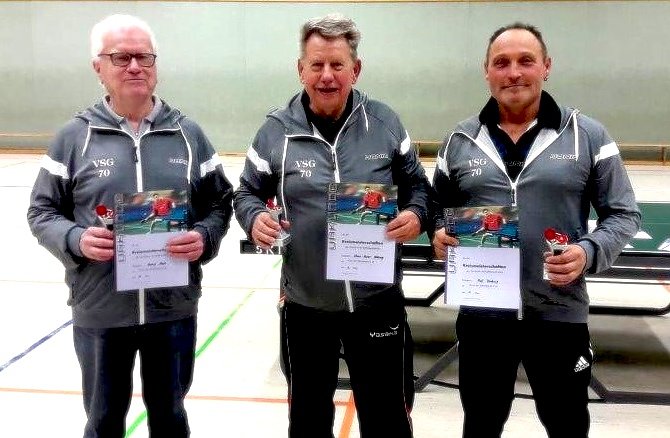 Die VSG Spieler entf&uuml;hrten 3 Pokale und wurden Kreismeister in der  AK &uuml; 55 durch Ralf, in der AK &uuml; 75 Hans- Reiner und in der AK &uuml; 80 Harry. Damit sind sie f&uuml;r die Bezirksmeisterschaften in  Bad Langensalza qualifiziert (Foto: Peter M&ouml;bius)