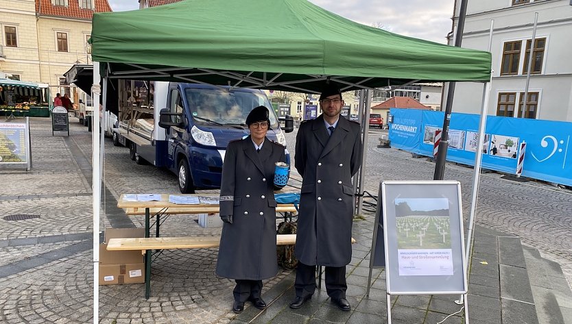 Die Bundeswehr sammelt f&uuml;r die Kriegsgr&auml;berf&uuml;rsorge auf dem Marktplatz in Sondershausen (Foto: Bundeswehr Sondershausen)