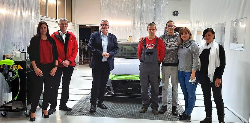 Berufssch&uuml;ler w&auml;hrend ihres Praktikums im Autohaus Albersmeyer; vl.3. Stefan N&uuml;&szlig;le Zweiter Beigeordneter des Landkreises Nordhausen). (Foto: Sylvia Daehn )