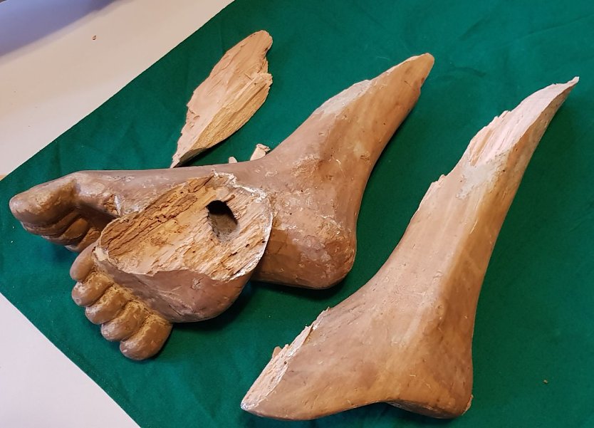 Besch&auml;digte Teile der zerst&ouml;rten Jesus-Figur (Foto: Evangelischer Kirchenkreis S&uuml;dharz)