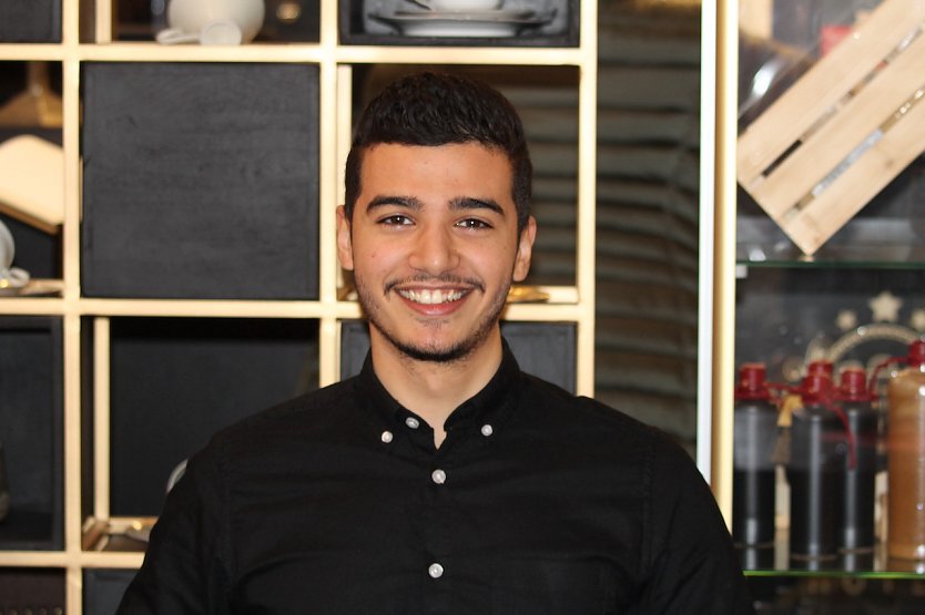 Khalil betreut nach nur einem Monat schon selbst&auml;ndig die Rezeption (Foto: Eva Wiegand)
