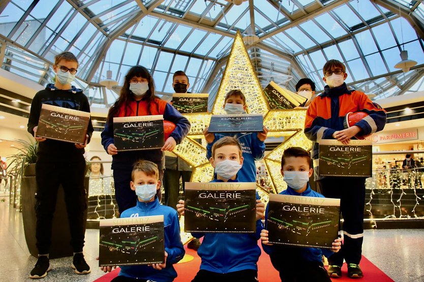 F&uuml;r das Kinder- und Jugendheim "Frohe Zukunft", die jungen Wacker-Kicker und den Feuerwehrnachwuchs gab es gestern eine kleine Weihnachtsfreude (Foto: agl)