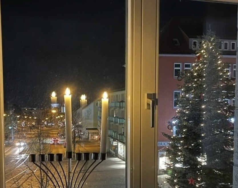 Chanukkia im Fenster des B&uuml;ros des Oberb&uuml;rgermeisters am 28. November  (Foto: Stadtverwaltung Nordhausen)