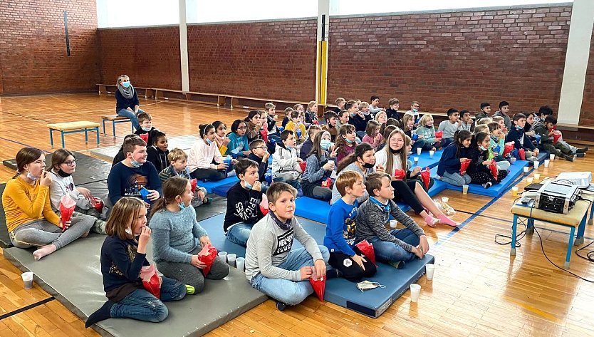 Turnhalle wird zum Kinosaal (Foto: Julia Müller) Turnhalle wird zum Kinosaal (Foto: Julia Müller)