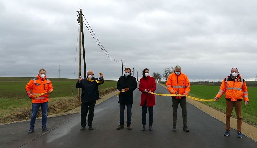 Fotos von links nach rechts: Bauleiter Kay Alert, Kreisdirektor, Herr Dr. Heinz-Ulrich Thiele, Dipl.-Ing. Stefan Reinhardt, Landr&auml;tin Antje Hochwind-Schneider, Gesch&auml;ftsf&uuml;hrer Peter John von Bauer Bauunternehmen GmbH und sein Bauleiter Torsten Sachse (Foto: Landratsamt)