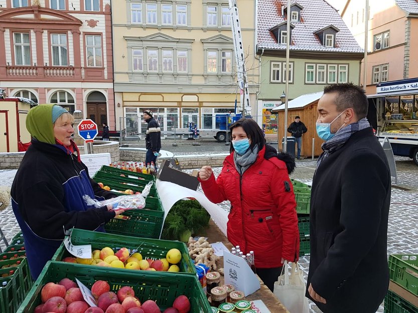Weihnachtspr&auml;sente f&uuml;r M&uuml;hlh&auml;user H&auml;ndler (Foto: Stadtverwaltung M&uuml;hlhausen)