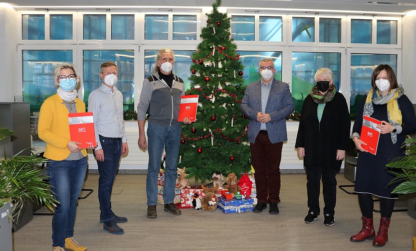 Bei der Spenden&uuml;bergabe (Foto: Nicole Mattern)