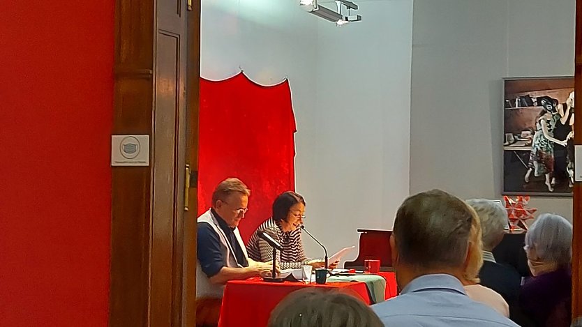 Weihnachtslesung einmal anders - Susanne Hinsching und Thomas K&uuml;gler warfen einen literarischen Blick auf den Weihnachts-Wahnsinn (Foto: Kunsthaus Meyenburg)