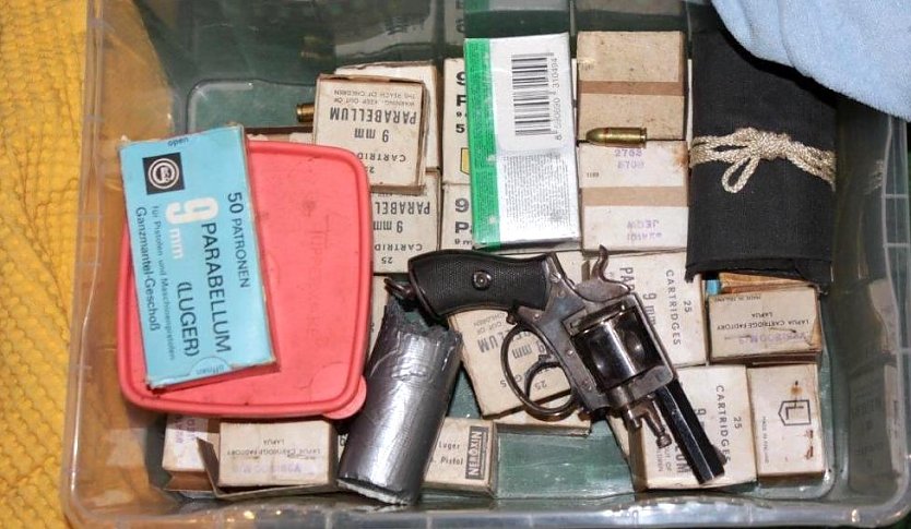 Die Waffe samt der gefundenen Munition (Foto: Polizei Thüringen) Die Waffe samt der gefundenen Munition (Foto: Polizei Thüringen)