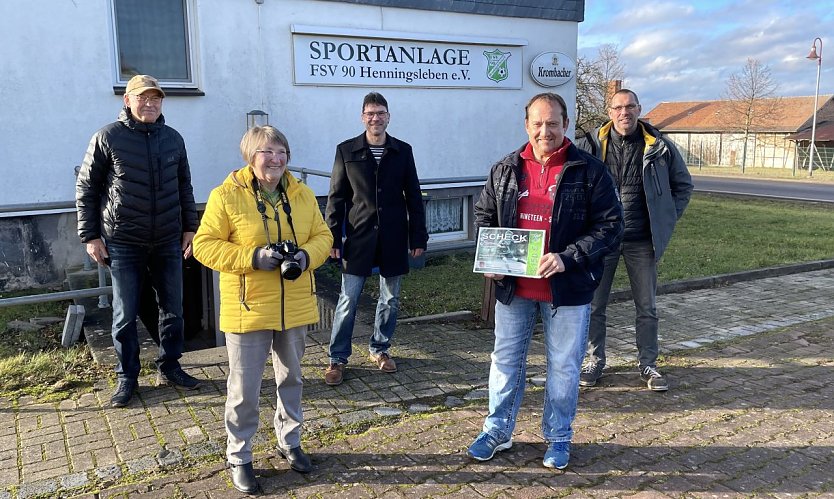 Scheck &uuml;ber 3 150 Euro &uuml;bergeben - Freude in Henningsleben (Foto: J.D&ouml;ring)