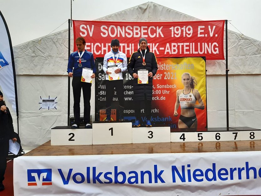 v.l.: Deutsche Meisterschaften im Crosslauf. Siegerehrung Senioren:  Martin Koller- Rhein-Berg, Markus Kiefer- SSC Hanau,   Jens Peter- LV Altstadt&acute;98 Nordhausen (Foto: LV Altstadt 98)