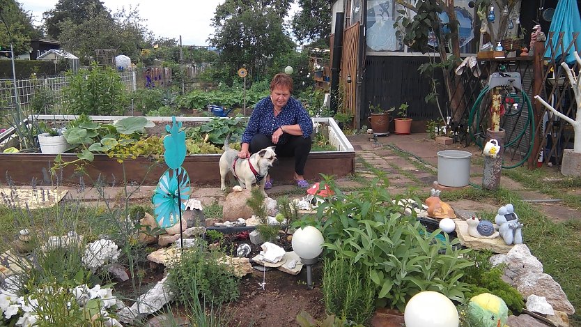 Frau Sacher mit ihrem Hund in ihrem Garten (Foto: K.Frank)