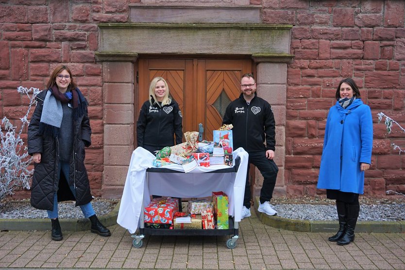 Weihnachtsgeschenke f&uuml;r das Kinderhospiz Mitteldeutschland: Antonia B&uuml;tof (Volont&auml;rin Unternehmenskommunikation und Marketing), die HeartTrooper Maria R&ouml;hrig und Martin K&uuml;hnemann mit Dr. med. Alexandra Voigt (Chef&auml;rztin der Kinderheilkunde und Jugendmedizin) (v.l.n.r.).    (Foto: Helios Kliniken Mansfeld-S&uuml;dharz, Elisa Engert)