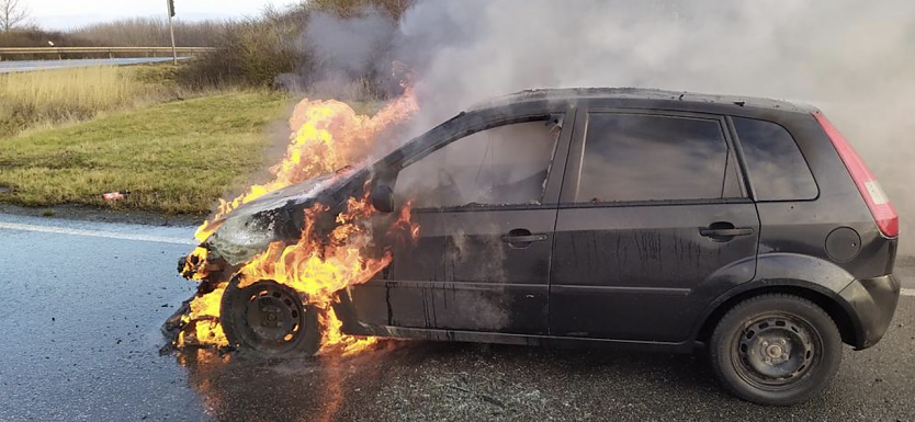 Bild: Brennendes Auto an der Autobahnabfahrt Werther