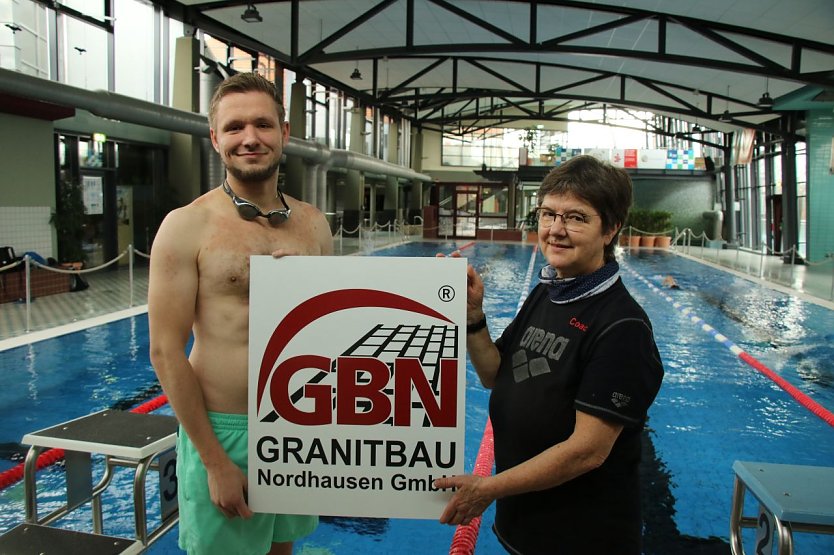 Schwimmen f&uuml;r die gute Sache - Stephan Ostermann und Trainerin Katrin Berndt (Foto: agl)