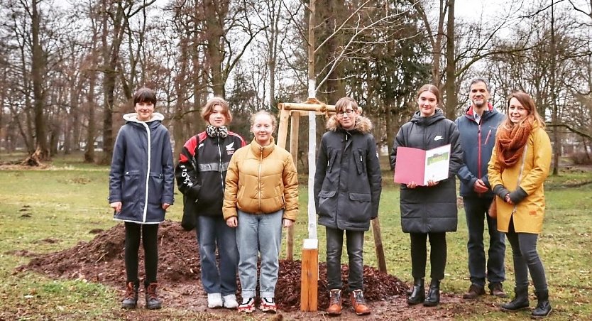 Das Nordh&auml;user Kinder- und Jugendparlament pflanzte einen Baum (Foto: &copy;Stadtverwaltung Nordhausen)