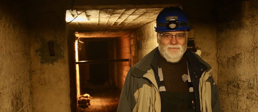 Wieder unter Tage - Michael Garke am Eingang zum alten Splitterschutzgraben in der Barf&uuml;&szlig;erstra&szlig;e (Foto: agl)