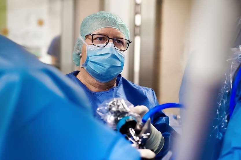 Chefarzt Dr. med. Henry Meffert w&auml;hrend einer HoLEP   (Foto: Helios Kliniken Mansfeld-S&uuml;dharz GmbH )
