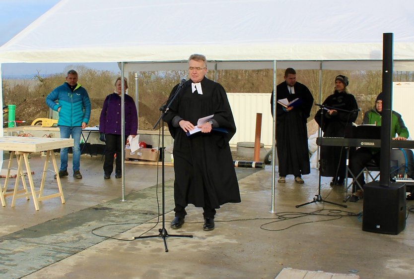 Archiv - Pfarrer S&uuml;pke bei einer Grundsteinlegung in Ebeleben (Foto: Eva Maria Wiegand)