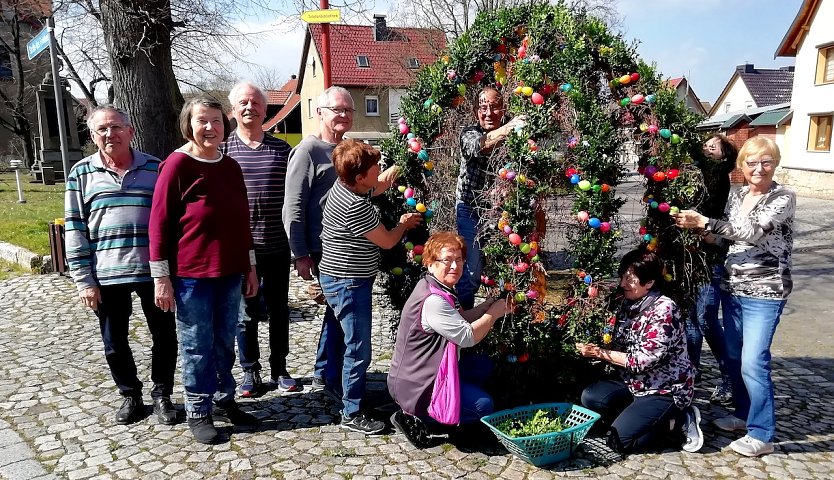 Wandergruppe aus Etzleben schm&uuml;ckt "Ihr" Osterei (Foto: Peter Ke&szlig;ler)
