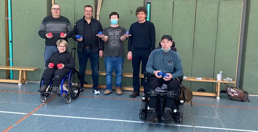 v.l.n.r. hinten Mannschaftsmitglied Frank, Pr&auml;sident des TBRSV Volker Stietzel, Mannschaftsmitglied Max, Torsten Kawaletz (Kreissportbund und BRSG Kyffh&auml;user); v.l.n.r. Mannschaftsmitglieder Carolin; Michael  (Foto: Dieter Schindler/ Sven Baum)