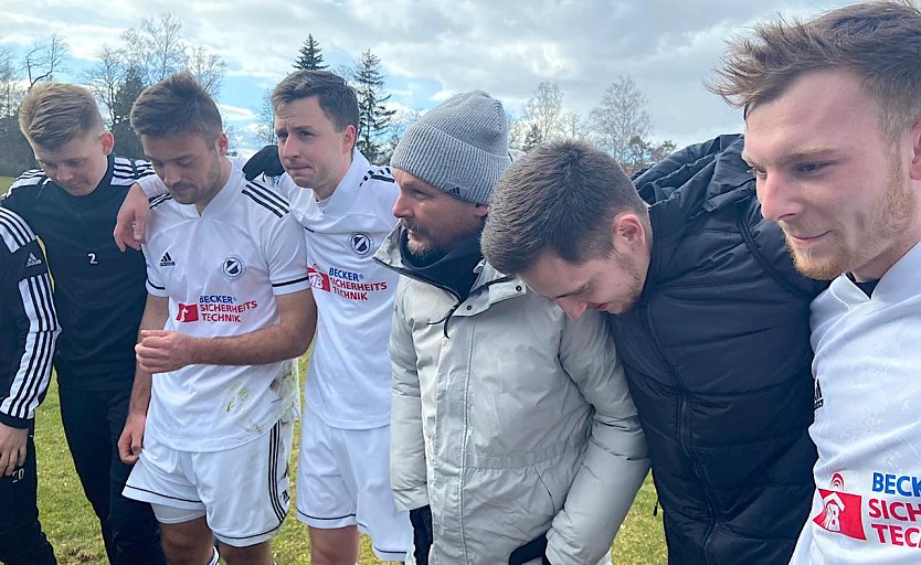Thomas Wirth im Kreise seiner Spieler nach dem Sieg in Heiligenstadt (Foto: B.Harbauer)