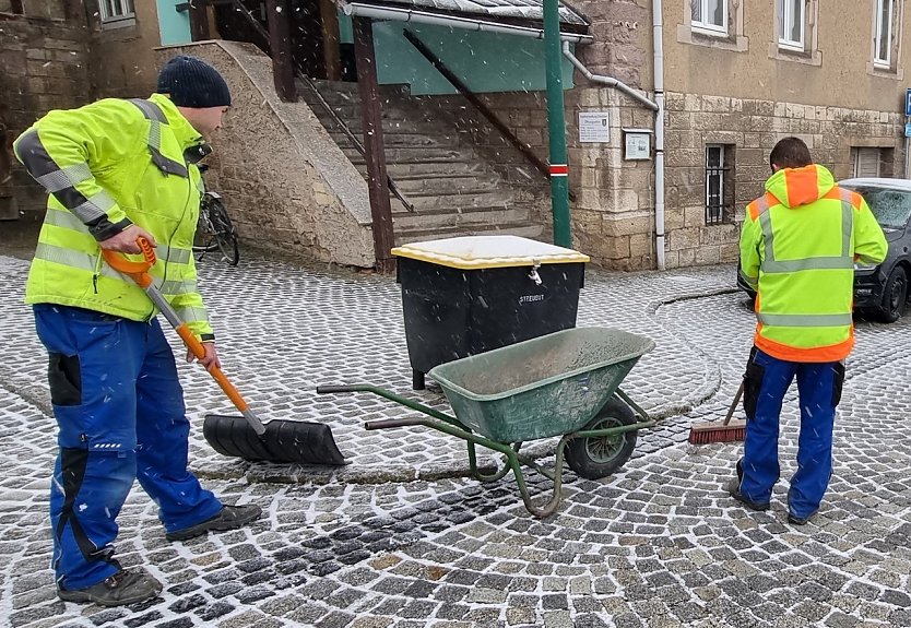 Bild: Die Mitarbeiter vom Winterdienst haben sich schon warm eingepackt