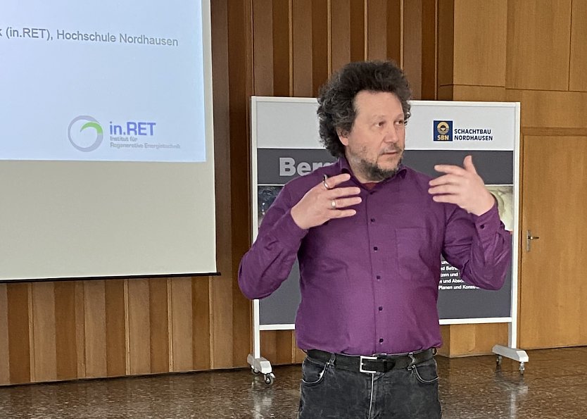 Bild: Prof. Dr.-Ing. Viktor Wesselak von der Hochschule Nordhausen bei seinem Vortrag Th&uuml;ringen klimaneutral 