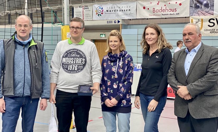 Bild: Jens Moldenhawer wird f&uuml;r sein jahrelanges, ehrenamtliches Engagement von Landrat und B&uuml;rgermeisterin geehrt