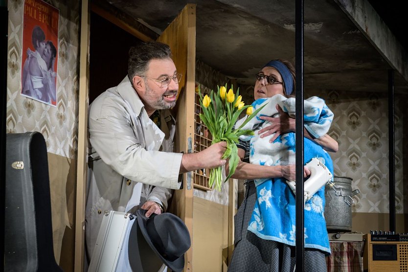 Das Ensemble des Rudolst&auml;dter Theaters l&auml;sst am Freitag die Mauer noch einmal fallen (Foto: Anke-Neugebauer )