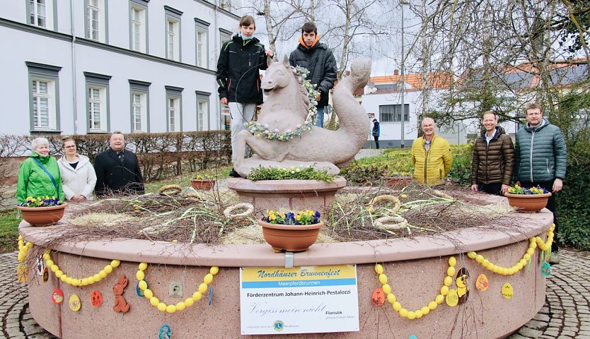  Lehrerin Heidi Stumph, Vergiss-mein-nicht Floristin Antonie Fr&ouml;hlich-Meier nebst Gatten, die Sch&uuml;ler des F&ouml;rderzentrums Pestalozzi, Ulrich Ebert vom Nordh&auml;user Gewerbeverein, Tino Pf&ouml;rtner und Dr. Phillip Heiser vom LionsClub Nordhausen (Foto: agl)