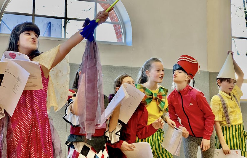 Proben im Kinderzirkus Zappelini f&uuml;r das neue Programm (Foto: J.Piper)