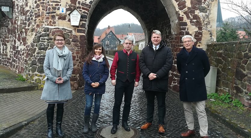 Ortschaftsb&uuml;rgermeister Erfurt begr&uuml;&szlig;te das Team vom Th&uuml;ringer Heilb&auml;derverband (Foto: D.Erfurt)