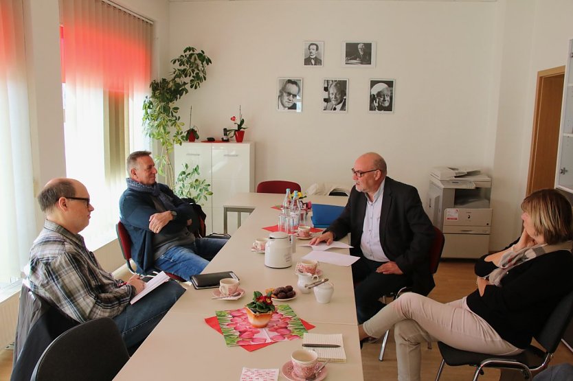 Pressegespr&auml;ch im SPD B&uuml;ro mit Andreas Wieninger (links), Hans-Georg M&uuml;ller und Barbara Rinke (Foto: agl)