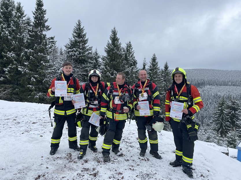 Schwitzen f&uuml;r den guten Zweck - auch die Kameraden der Feuerwehr Neustadt-Osterode waren beim Treppenlauf dabei (Foto: Freiwillige Feuerwehr Neustadt - Osterode)