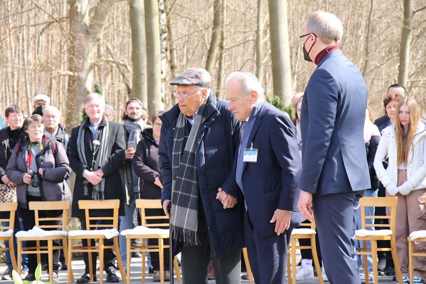 Zum Gedenken an die Opfer konnten 77. Jahre nach der Befreiung nur noch zwei &Uuml;berlebende nach Nordhausen kommen (Foto: agl)