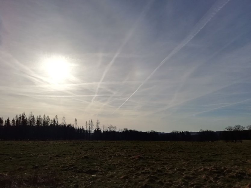 Am Himmel &uuml;ber Sophienhof waren bei gutem Wetter heute nicht nur blauer Himmel und Wolken gut zu sehen (Foto: W. J&ouml;rgens)