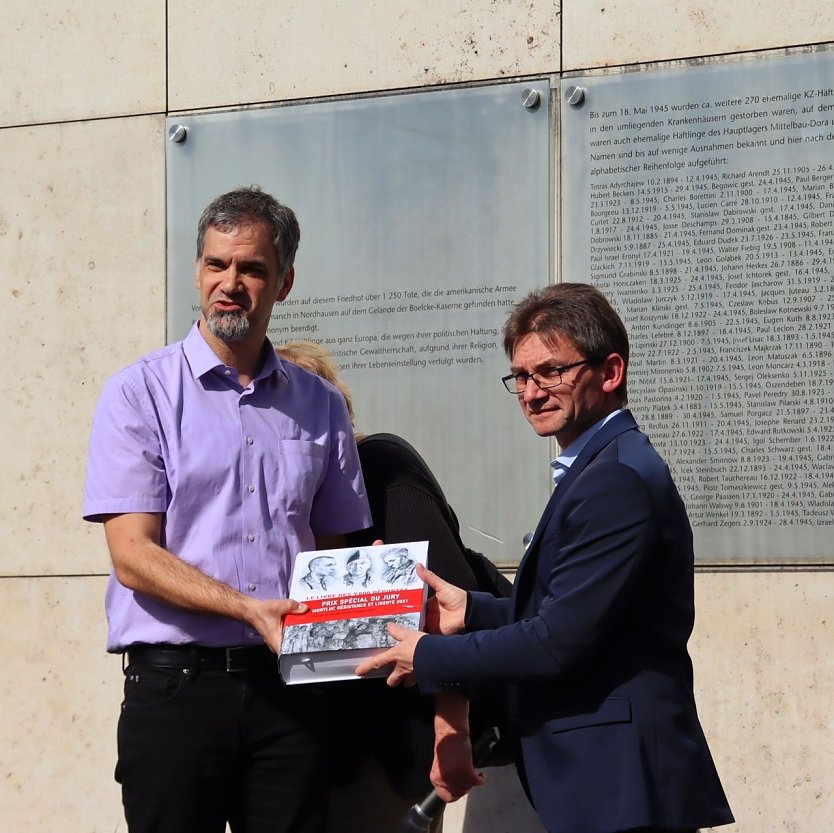 Laurent Thiery &uuml;berreicht das Gedenkbuch an Nordhausens Oberb&uuml;rgermeister Kai Buchmann (Foto: Stadtverwaltung Nordhausen)