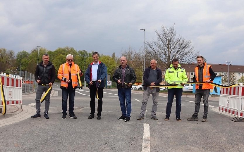 V.l.n.r.: Herr Wagner, Bauamt Stadt Nordhausen, Herr Ostermann, Helmut GBN Granitbau Nordhausen GmbH (bauausf&uuml;hrende Firma), Herr Buchmann, OB Stadt Nordhausen, Herr Brendel Hydro-Ingenieure Nordhausen (Planung Stra&szlig;enbau und Wasserleitung), Herr Stade Wasserverband Nordhausen, Herr Penzler Wasserverband Nordhausen, Herr Ostermann, Stephan GBN Granitbau Nordhausen GmbH (bauausf&uuml;hrende Firma) (Foto: Stadtverwaltung Nordhausen)