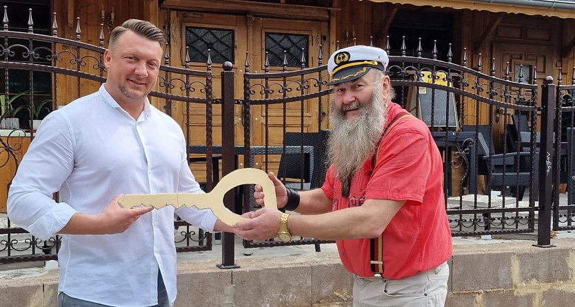 Eberhard Seifert &uuml;bergibt einen symbolischen Schl&uuml;ssel an Robert Seinmetz (Foto: nnz)