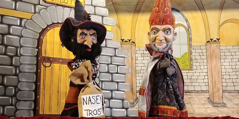 Der R&auml;uber Hotzenplotz verhandelt mit dem Zauberer Petrosilius Zwackelmann um den Preis f&uuml;r seinen neuen Dienstboten (Foto: A.Nolting)