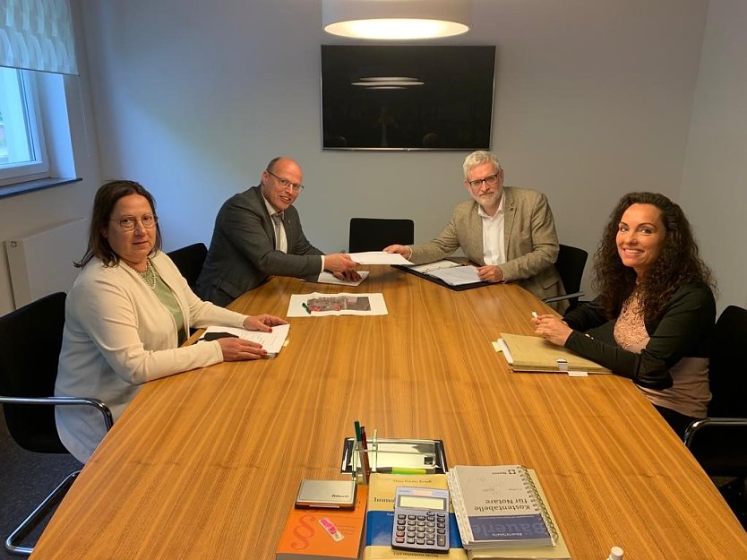 Heike Genzel (K&auml;mmerin Stadt Leinefelde-Worbis), B&uuml;rgermeister Marko Grosa, Justiziar J&ouml;rg Eberhard f&uuml;r das Bistum Erfurt und Doreen May (Mitarbeiterin Liegenschaften Stadt Leinefelde-Worbis). (Foto: Stadt Leinefelde-Worbis)