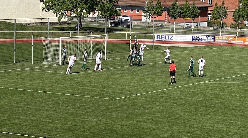 Gew&uuml;hl vorm Geratter Tor, doch Torwart Bradsch bleibt einmal mehr Sieger (Foto: uhz)