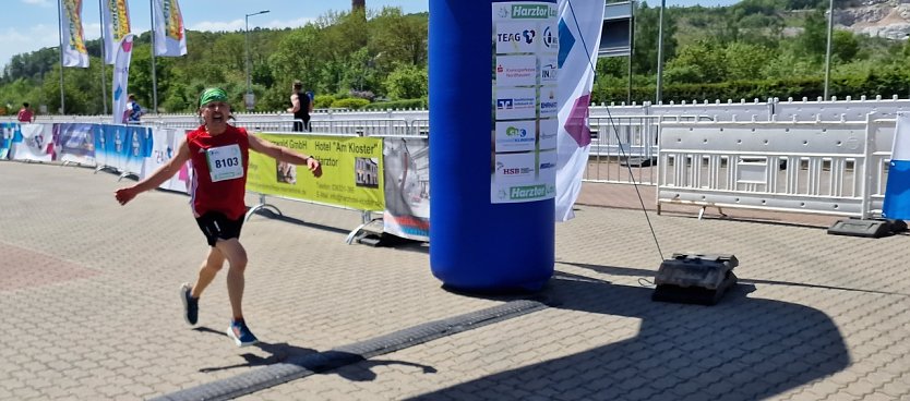 Thomas K&auml;ller nahm zum ersten Mal am Harztorlauf teil. Er lief mit einem Schrei der Zufriedenheit durch das Ziel der 8-km-Strecke. Er wurde mit 0:44:24,1 am Ende 44. von 93 gemeldeten Startern. Er wurde 2. seiner Altersklasse. (Foto: nnz)