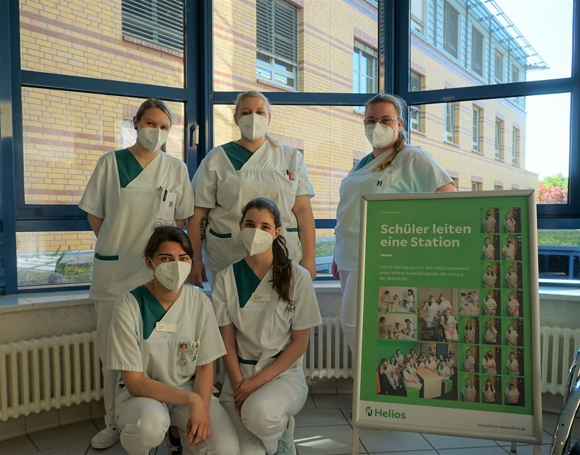 Der Fr&uuml;hdienst in der ersten Projektwoche (vordere Reihe: Mareike Th&ouml;ner, Klara Ottilie v.l.n.r.; hintere Reihe: Michelle Neumann, Jennifer Lorenz, Jennifer Werle v.l.n.r.)   (Foto: Helios Kliniken Mansfeld-S&uuml;dharz, Antonia B&uuml;tof)