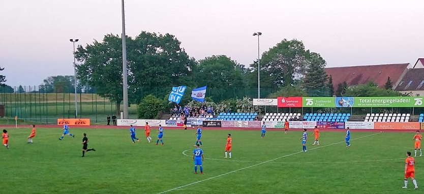 Wacker wurde auch an einem Mittwochabend wieder von vielen mitgereisten Fans unterst&uuml;tzt (Foto: M.Fromm)